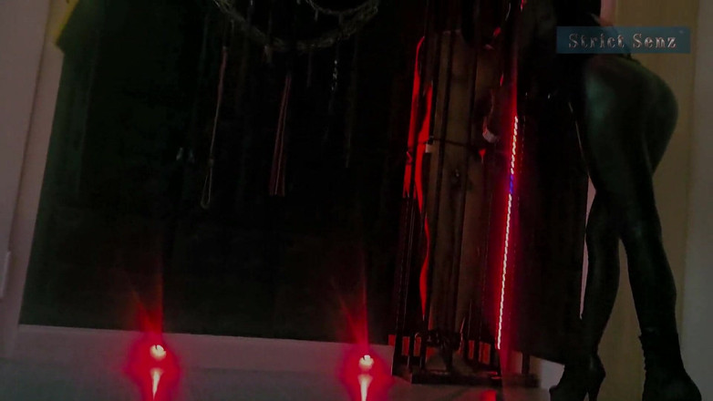 Strict Senz: 戴着皮手套的女主人Stina stone无情地伸展在架子上 第1部分