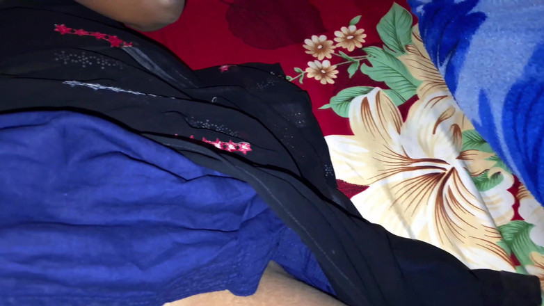 DesiBurChudai: Une bhabhi desi indienne et son devar baisent en milieu...