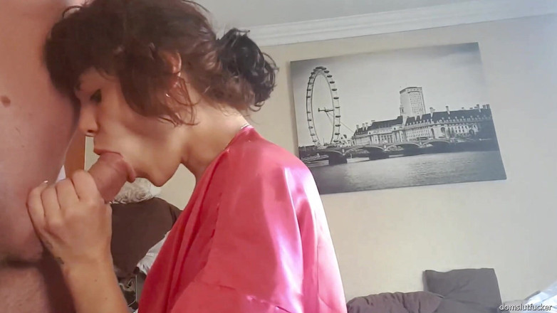 domslutfucker: La ragazza in abito rosa succhia il cazzo e fa...