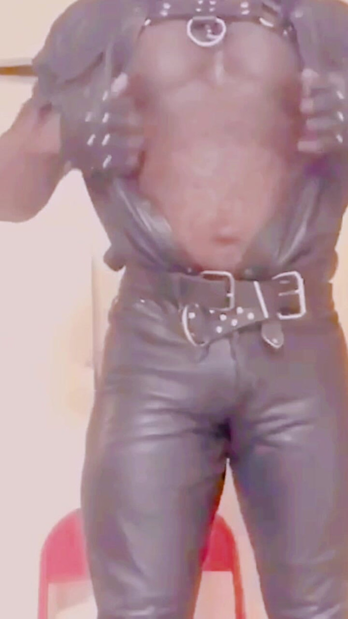 Black smoking muscle stepdad: Kožené kouření velký zadek táta