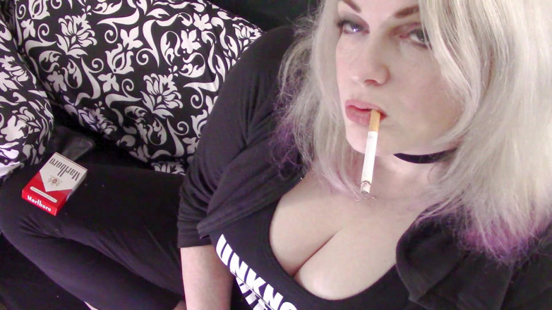 Smoke Temptress Annie Vox - Smoking Fetish: Marlboro màu đỏ trong xe tăng và áo trùm đầu