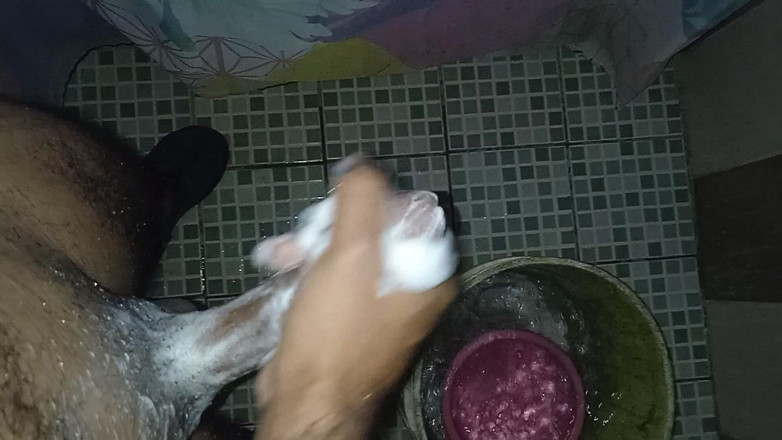 Cute boy jerks off: Ragazzo gay si masturba pensando al suo partner che è andato...