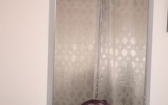 Sissy Candy: Combinaison en latex et femme de ménage, une tapette essaye...