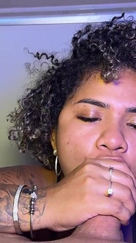 Perfeita garota negra adora fazer paus duros com a boca