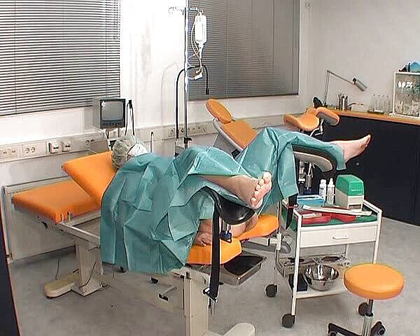 Rubber & Clinic Studio - 1ATOYS: Enfermeira em roupa de cirurgia verde