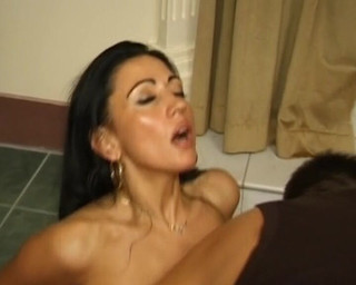 Deutsche Camgirls: Chica alemana de pelo oscuro con un cuerpo increíble tomando...