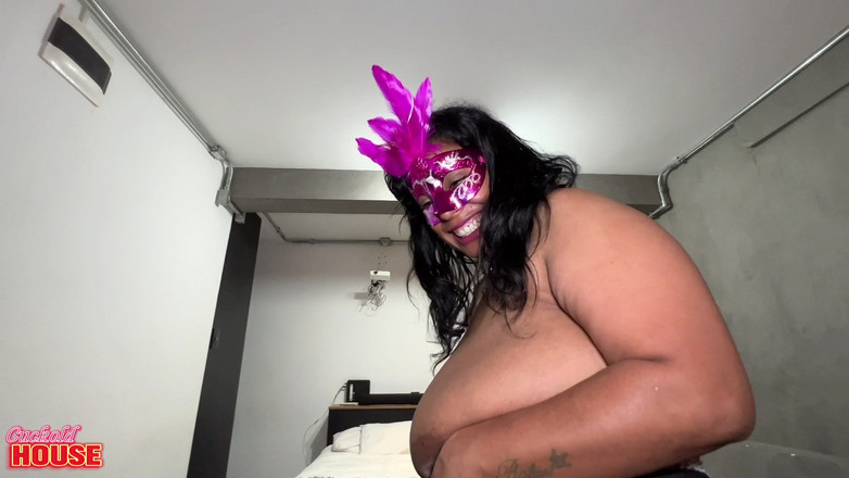 CuckoldHouse: Người phụ nữ đã kết hôn với bộ ngực khổng lồ...