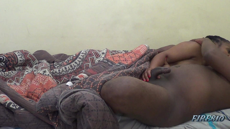 Fire810: 深亲吻时玩弄和抚摸鸡巴，然后吮吸黑鸡巴