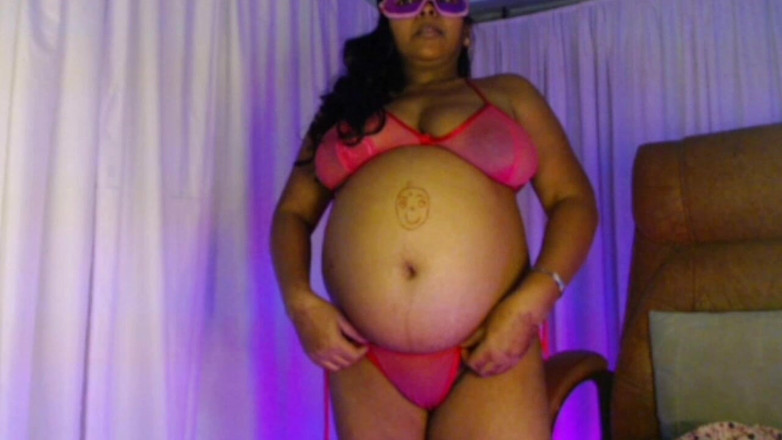 HotGirl21: Sexy těhotná dívka v bikinách show.