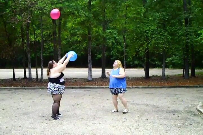 BBW nurse Vicki adventures with friends: Angie kimber dan aku lagi asik mainin balon dari samping