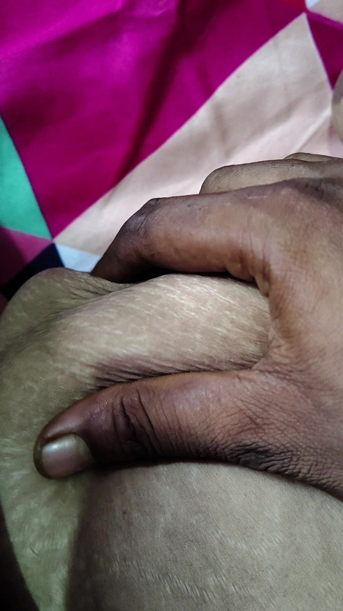 Purehar money: 印度德西夫妇在床上吮吸丈夫的胸部德西风格