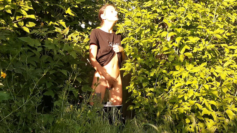 Lesbian-candys: Ризикована жіноча мастурбація на природі