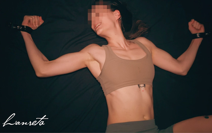 Lanreta: Händer Bundna till sängen. Kämpar med handbojor