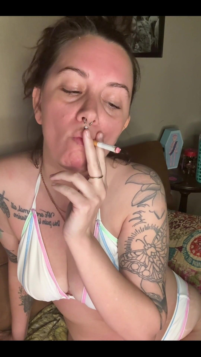 Chery Trees: Chery Trees fume en bikini