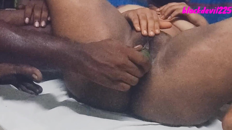 Mandadum: D dziewczyna została popchnięta przez Kira i umieścić na krzesłach...