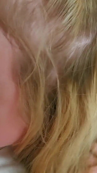 Kxtten la blonde vampish suce et mange le sperme de Toby Bite !