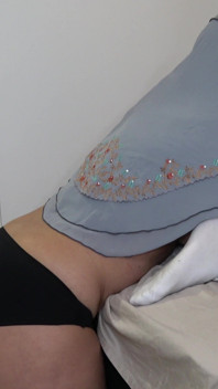 Minha madrasta hijabi me dá uma chupada profunda até eu gozar