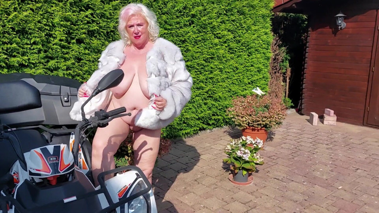 PureVicky66: Cea mai sexy și mai excitată bunicuță din Germania devine sălbatică și...