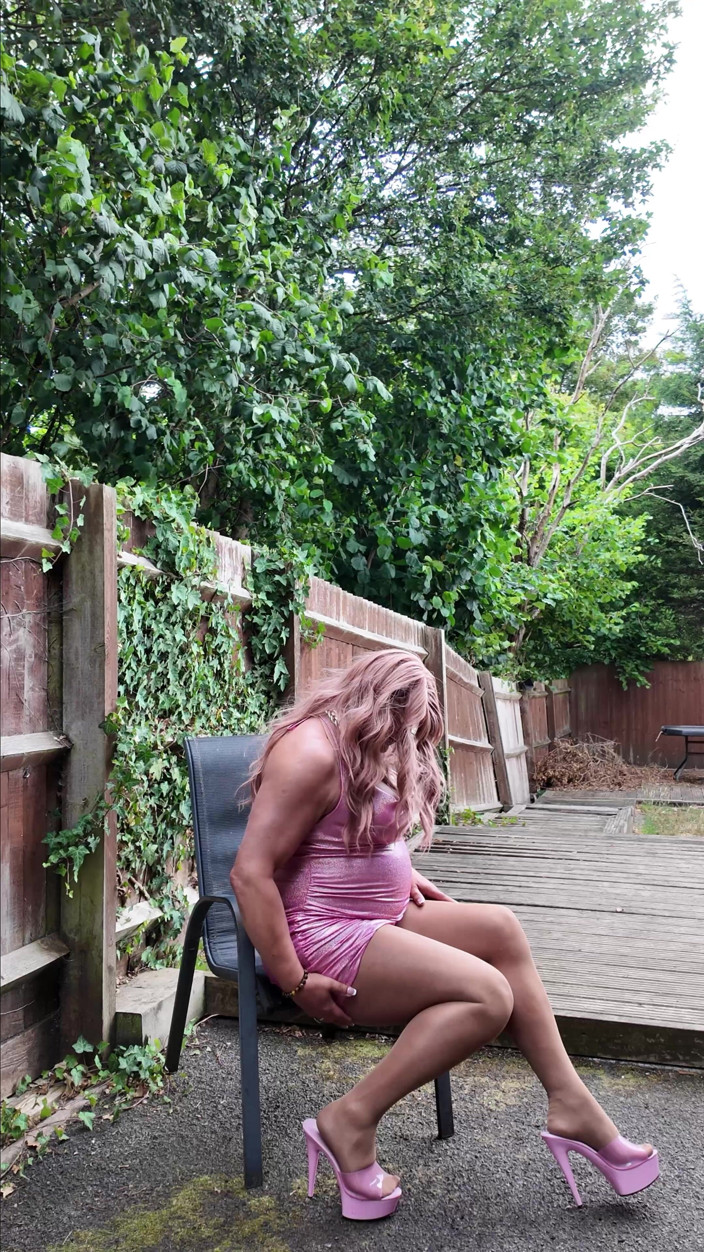 Kellycd2022: Pembe parlak elbisemdeki seksi travesti kellycd2022 seksi dikişsiz külotlu çorap ve...