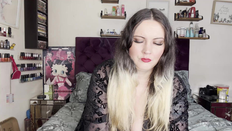 MissFFW: Miss Ffw rookt sigaretten terug aan rug