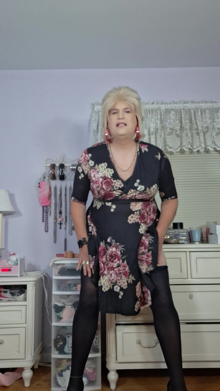 Victoria Lecherri: काली पेंटीहोज और काली नानी जाँघिया