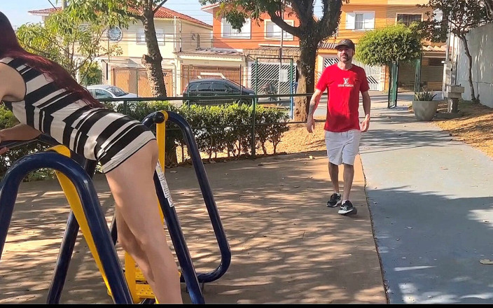 FannySquirting: Vrouw pronkt in het park in het openbaar!