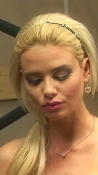 모두가 나를 보고 있었고 체육관에서 장난감으로 내 보지를 따먹고 있었다.