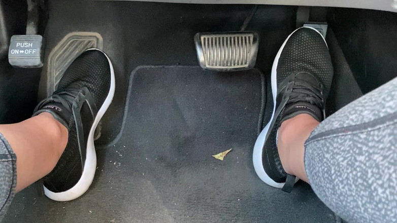 footivities: Šlapka pumpuje v tenisových botách od Ivys Feet