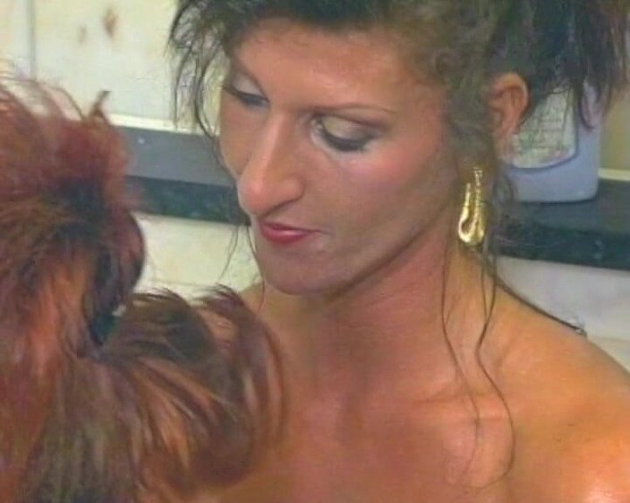 German's Fetish: Alman lezbiyenler tutkulu küvet seansında parmaklıyor