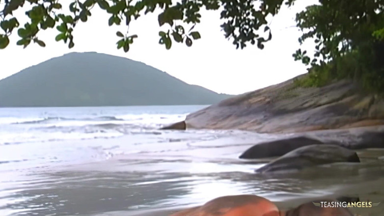 Teasing Angels: Sexul anal pe plajă pare excițător în timp ce o matură...