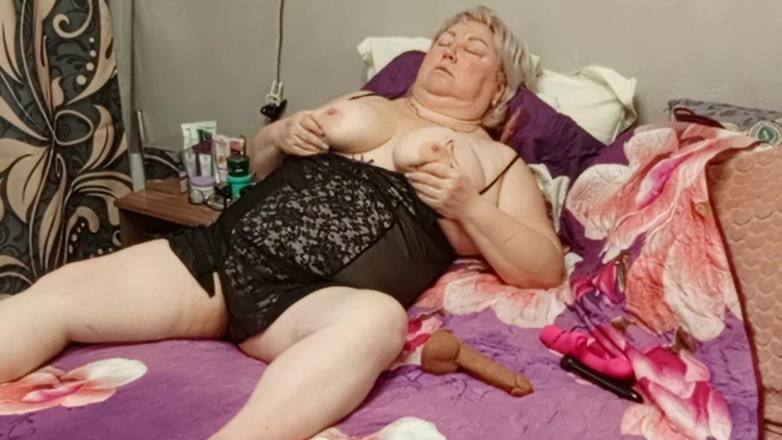 Zona901: Teściowa masturbuje się swoją soczystą, mięsistą cipką