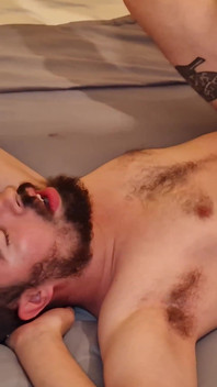 Tři chlupatí medvědi šukají bez sedla a navzájem si sají ptáky