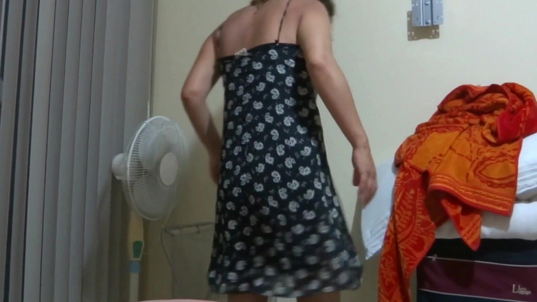 Ardientes69: Моя дружина піднімає свою сукню, щоб показати свої стрінги та велику дупу