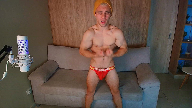 Max_Russell: Anh chàng Nga điển trai khoe cơ bắp và mông