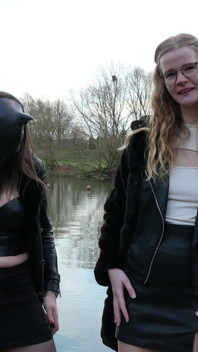 Heiße doppel-pisse Von 2 nassen muschis am fluss