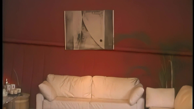 Hand Lotion Studios: 소파에서 흑인 대물 자지를 공유하는 두 명의 아마추어 젖은 갈색 머리