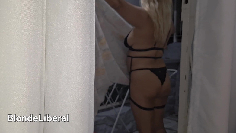 BlondeLiberal: Gospodină obraznică care se dă mare în fața trecătorilor în timp ce...