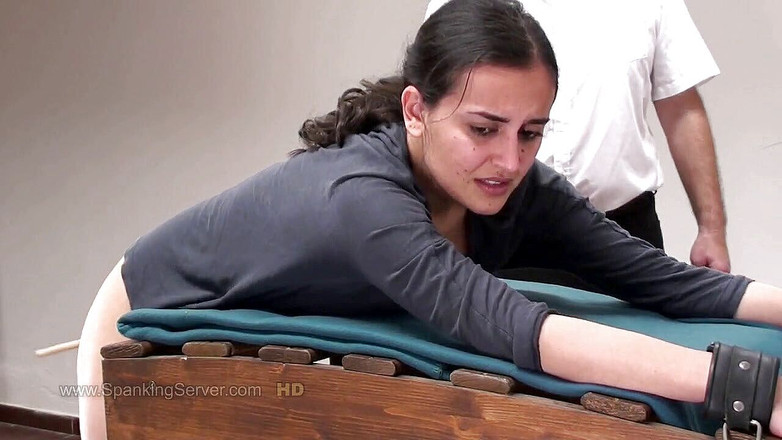 Spanking Server: ヤスミーナは刑務所で鞭打たれた