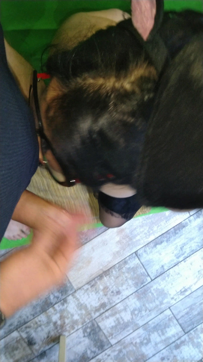 Toilet Mommy: 兔子继母展示她的口交技巧