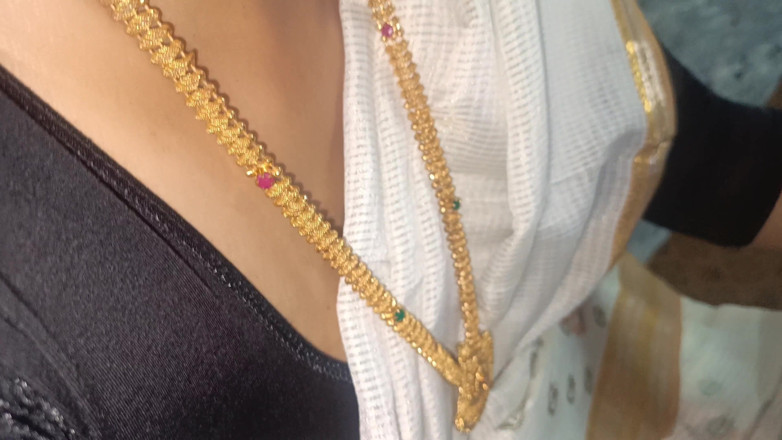 Inba: Married Women Office Romance with Malayala Saree