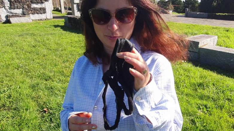 Pissing Everywhere: Fetisch. Het tonårsflicka som kikar stående i parken