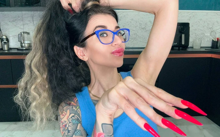 Julia domaina: Dedo estalando, unhas vermelhas longas, dedos longos e palmas se...
