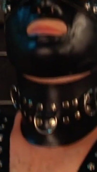 Penis im latexkleid gedemütigt