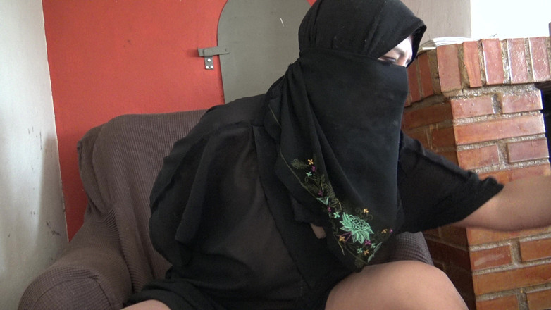 Souzan Halabi: Арабська повія демонструє своє тіло і грає зі своєю волохатою пиздою