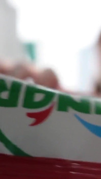 Jakmile manželka odešla z domu, okamžitě ošukal služku do zadku!
