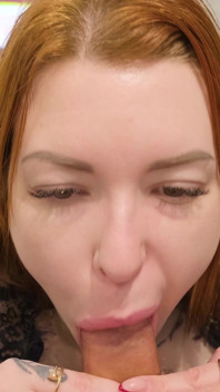 Minha ruiva pálida milf adora meu pau de joelhos