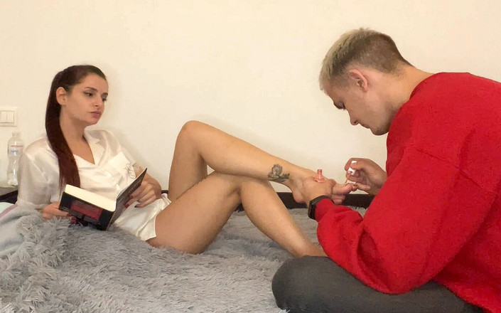 Petite Princesses Femdom: Tetamu Akan Menunggu Hamba Untuk Selesai Melakukan untuk Puan