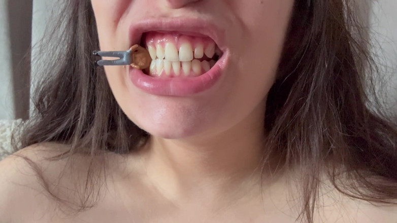 AmayaMori: Giantess minik kocasını içine alarak aşağılıyor