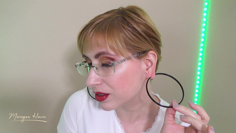 Morrigan Havoc: Předvádím moje černé hoop náušnice