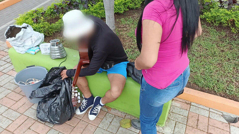 NEGRITA SEXY: 怠け者の男を家に連れて行き、シャワーを勧めてから、彼のチンコに素晴らしいフェラチオをした